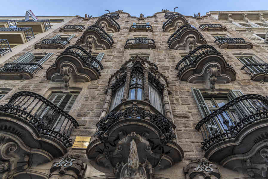 02 - Barcelona - Gaudí - Casa Calvet.jpg